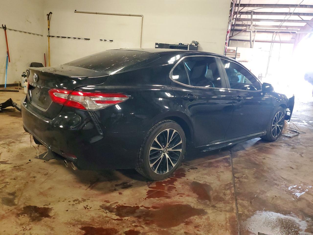 2018 Toyota Camry Se - Фото 3