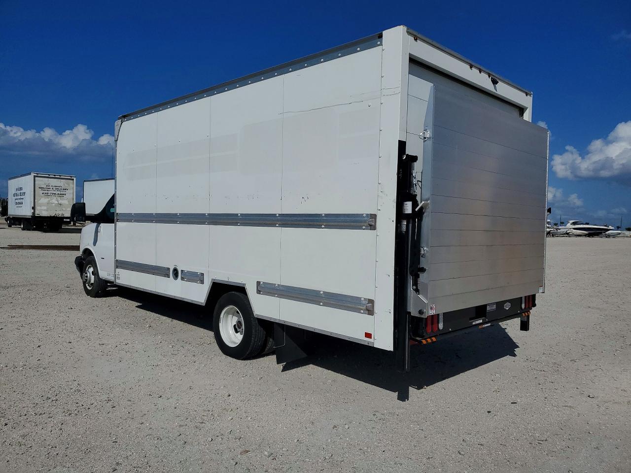 2020 GMC Savana Box Truck - Фото 2