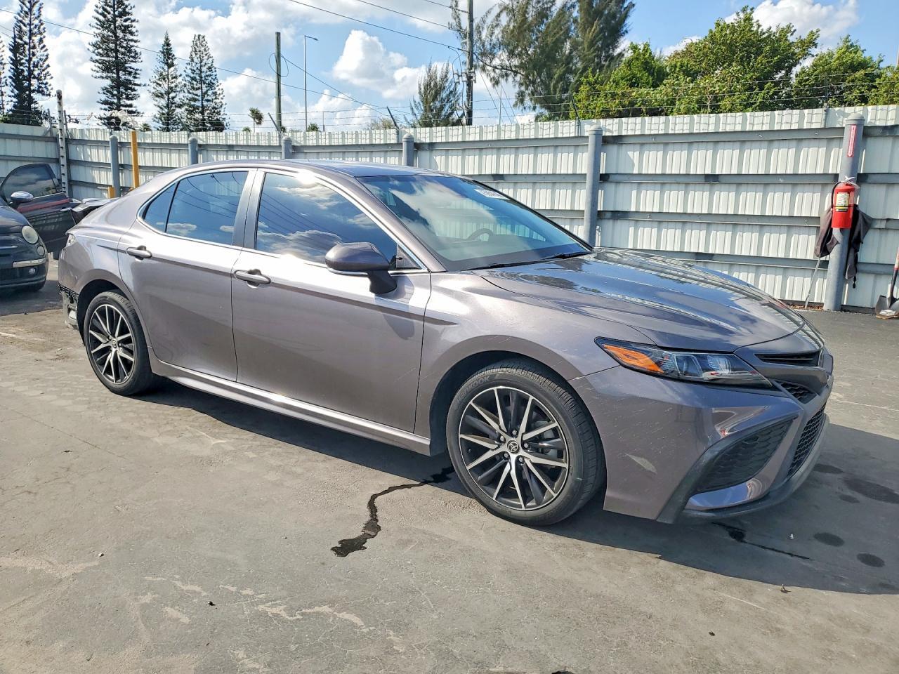2023 Toyota Camry Se - Image 4