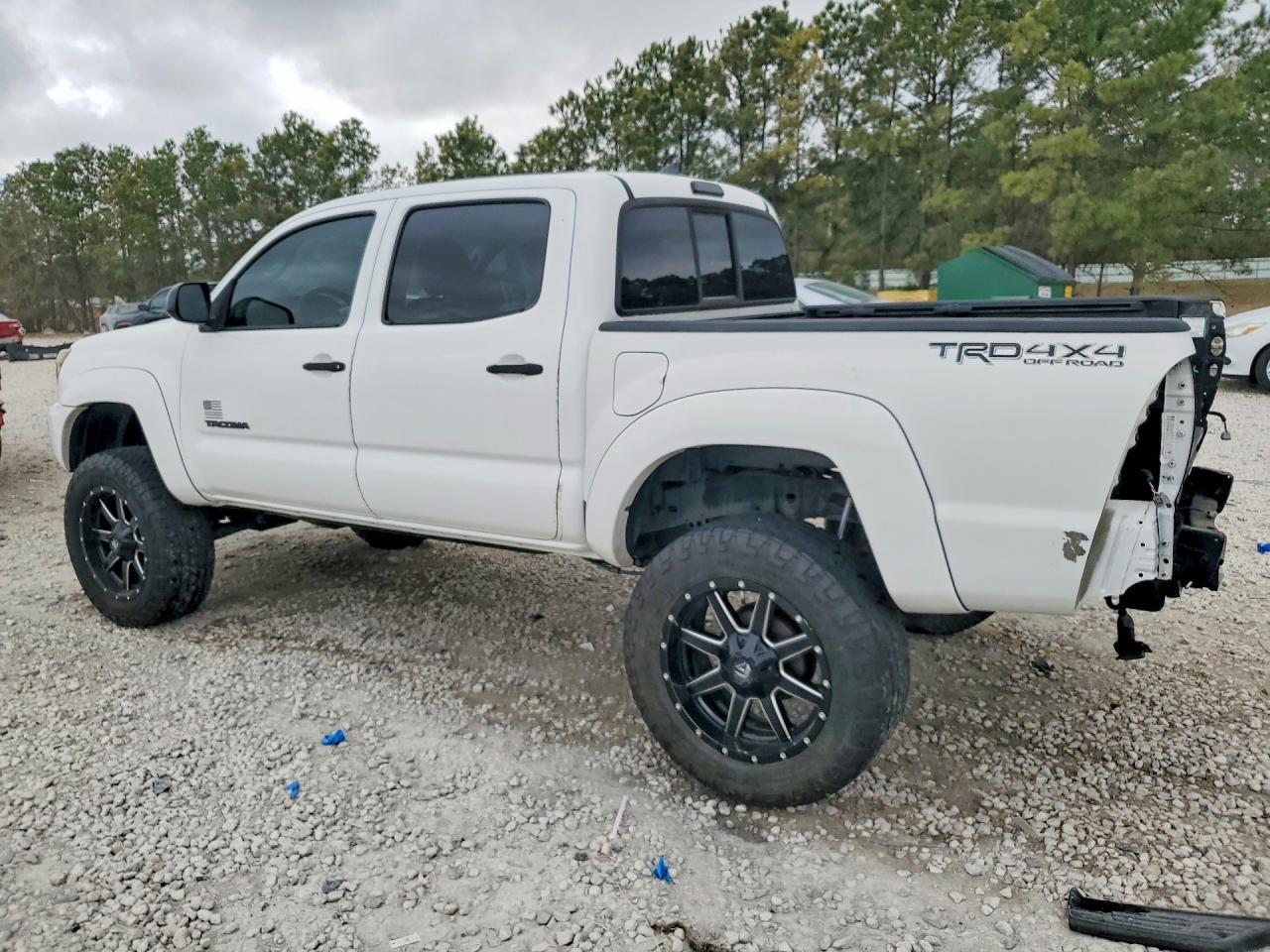 2015 Toyota Tacoma V6 - Image 2