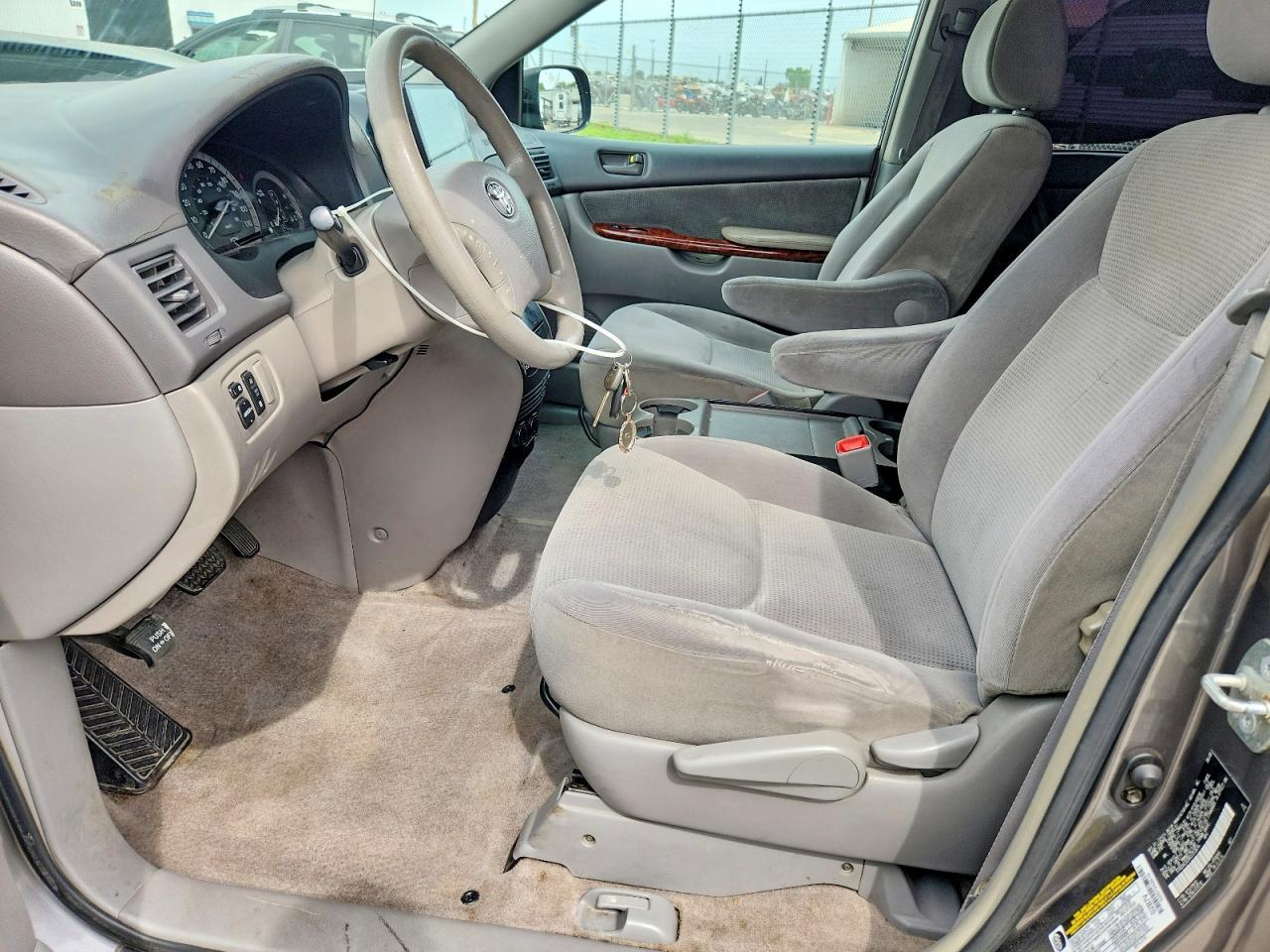 2005 Toyota Sienna Le 7 Passenger - Image 7