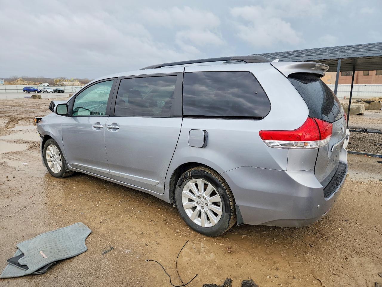 2011 Toyota Sienna Limited 7-Passenger - Фото 2