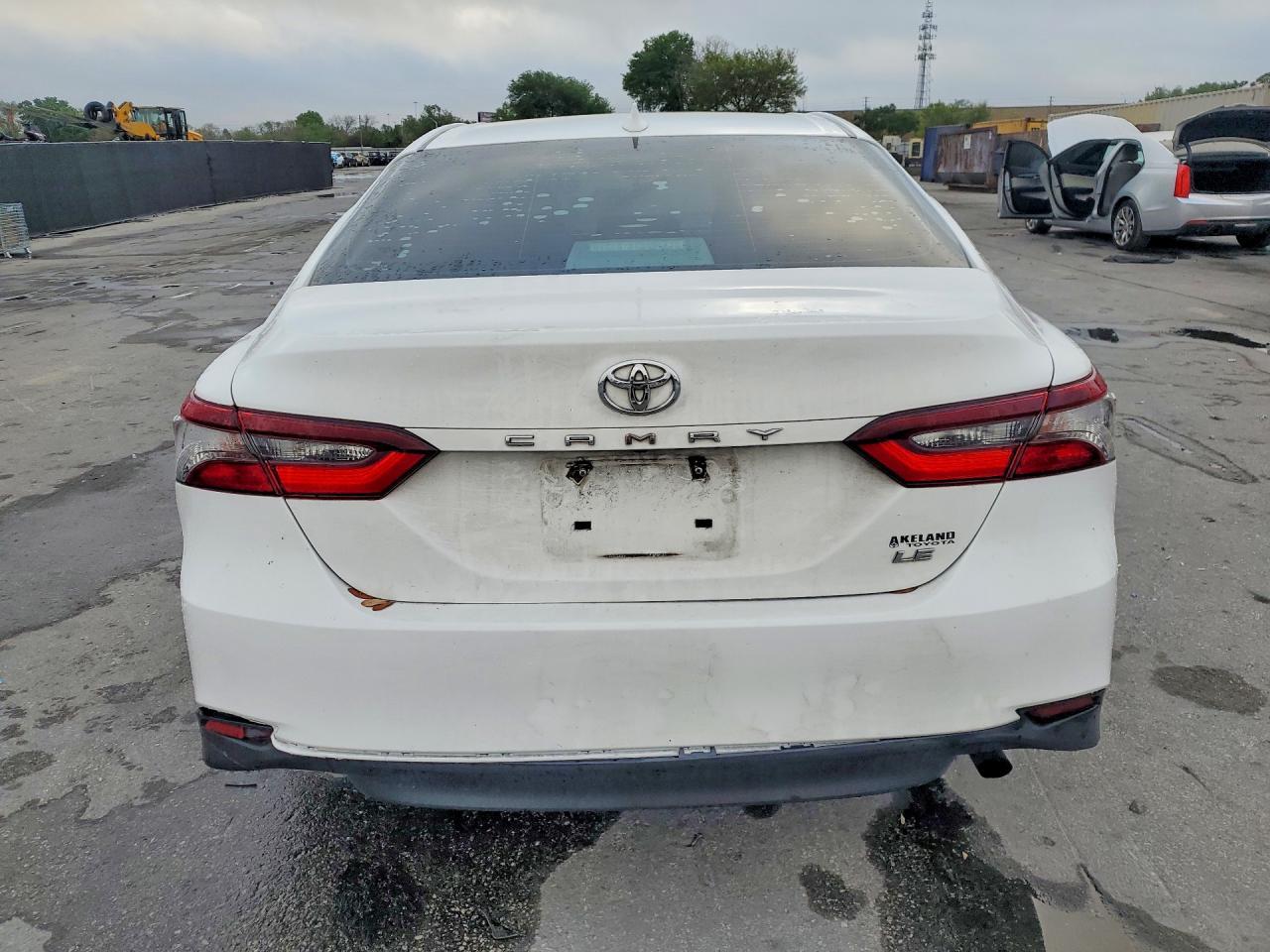 2021 Toyota Camry Le - Фото 6