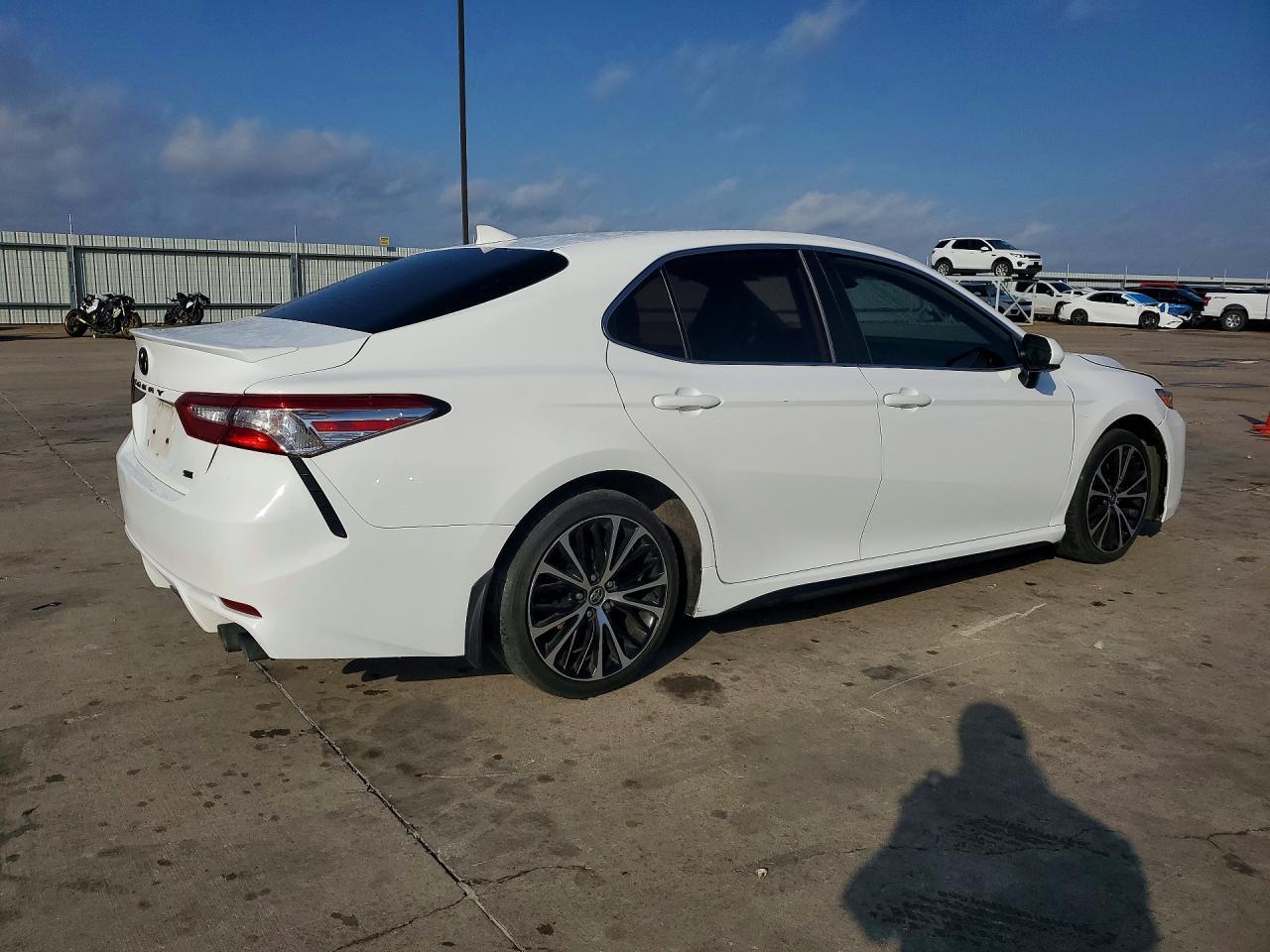 2020 Toyota Camry Se - Image 3