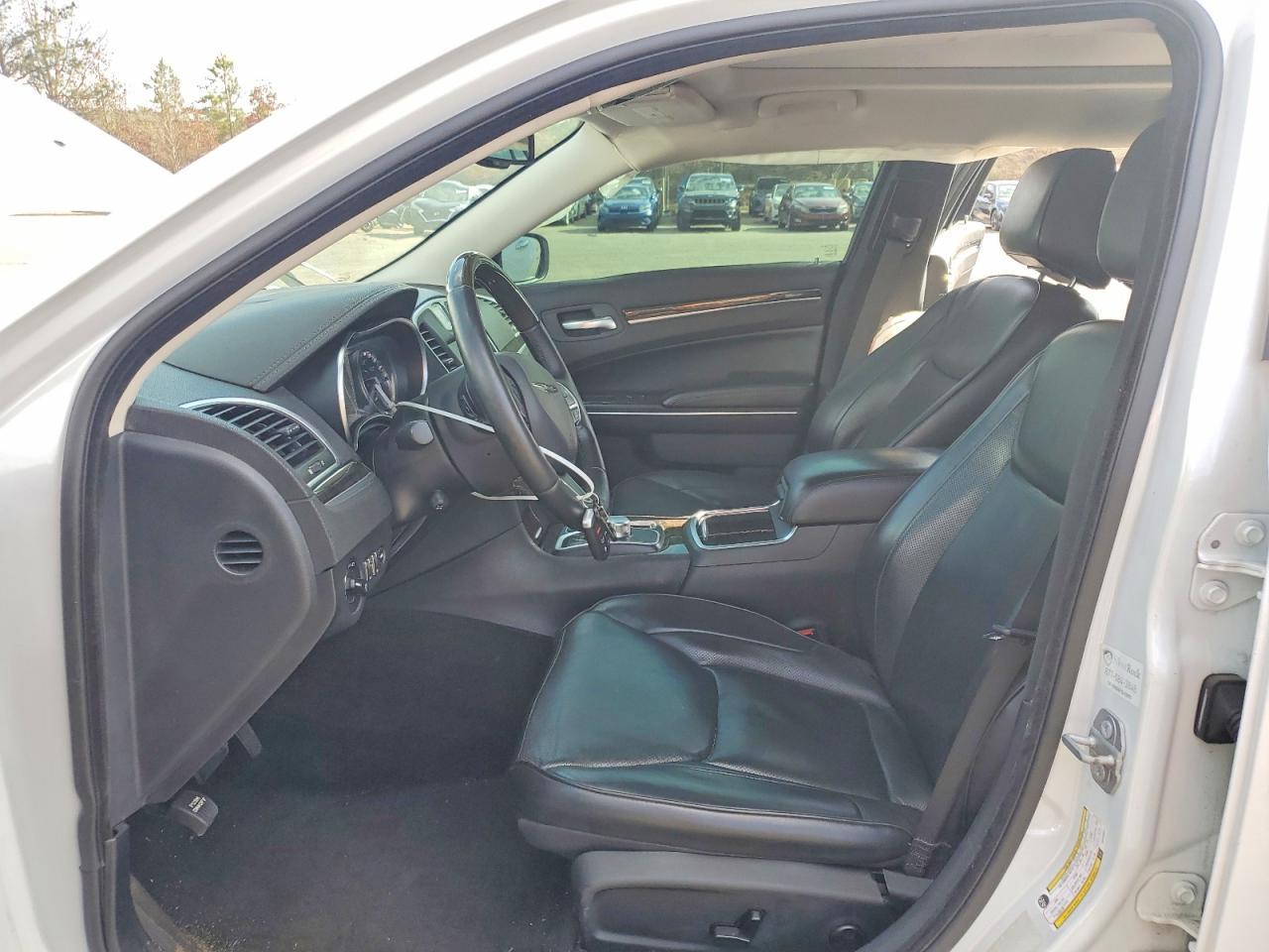 2016 Chrysler 300C - Image 7