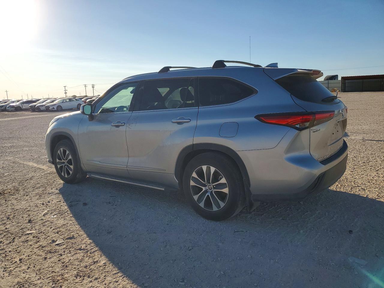 2023 Toyota Highlander - Image 2