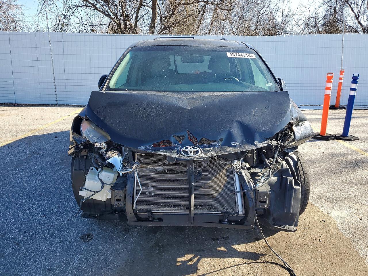 2016 Toyota Sienna Xle 8-Passenger - Image 5
