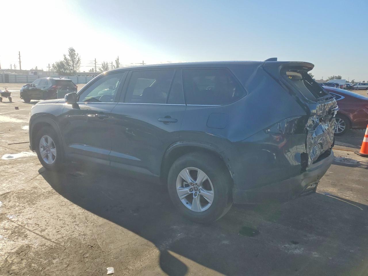 2025 Toyota Grand Highlander Le - Image 2