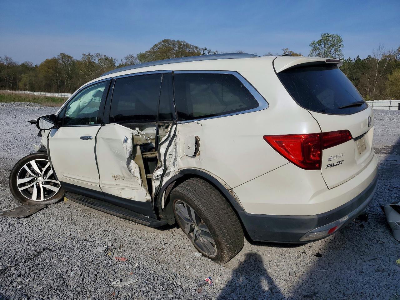 2018 Honda Pilot Touring - Image 2