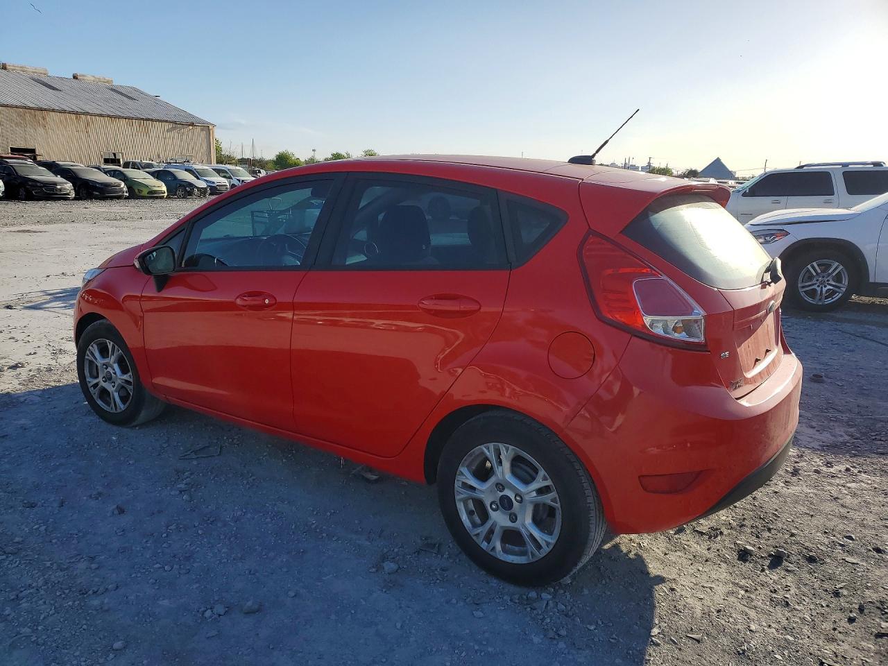 2015 Ford Fiesta Se - Фото 2