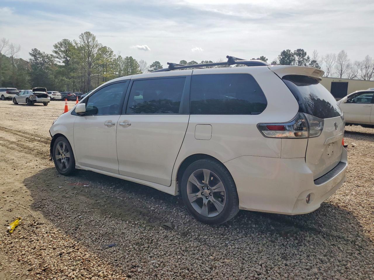 2016 Toyota Sienna Se 8-Passenger - Фото 2