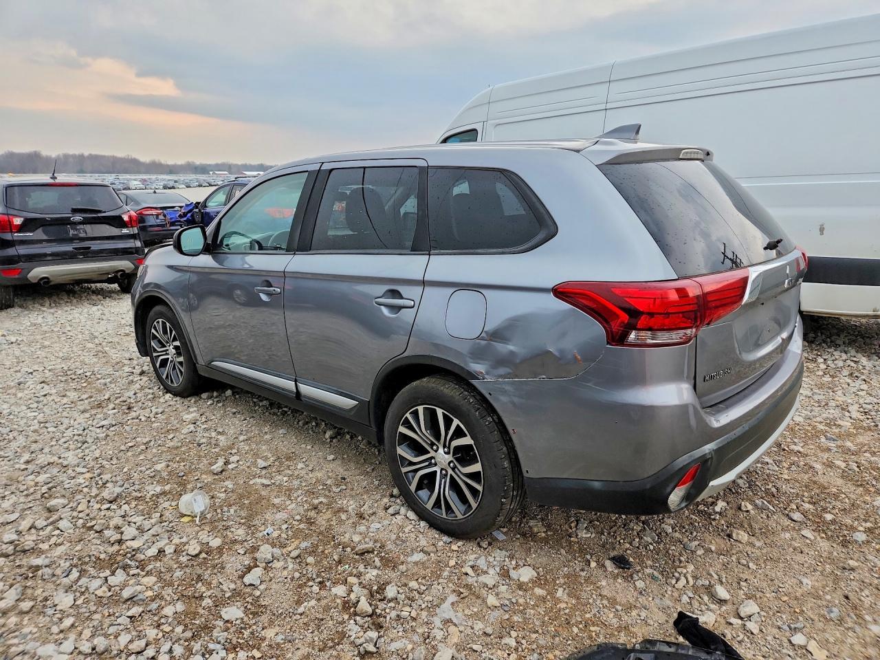 2017 Mitsubishi Outlander Es - Image 2