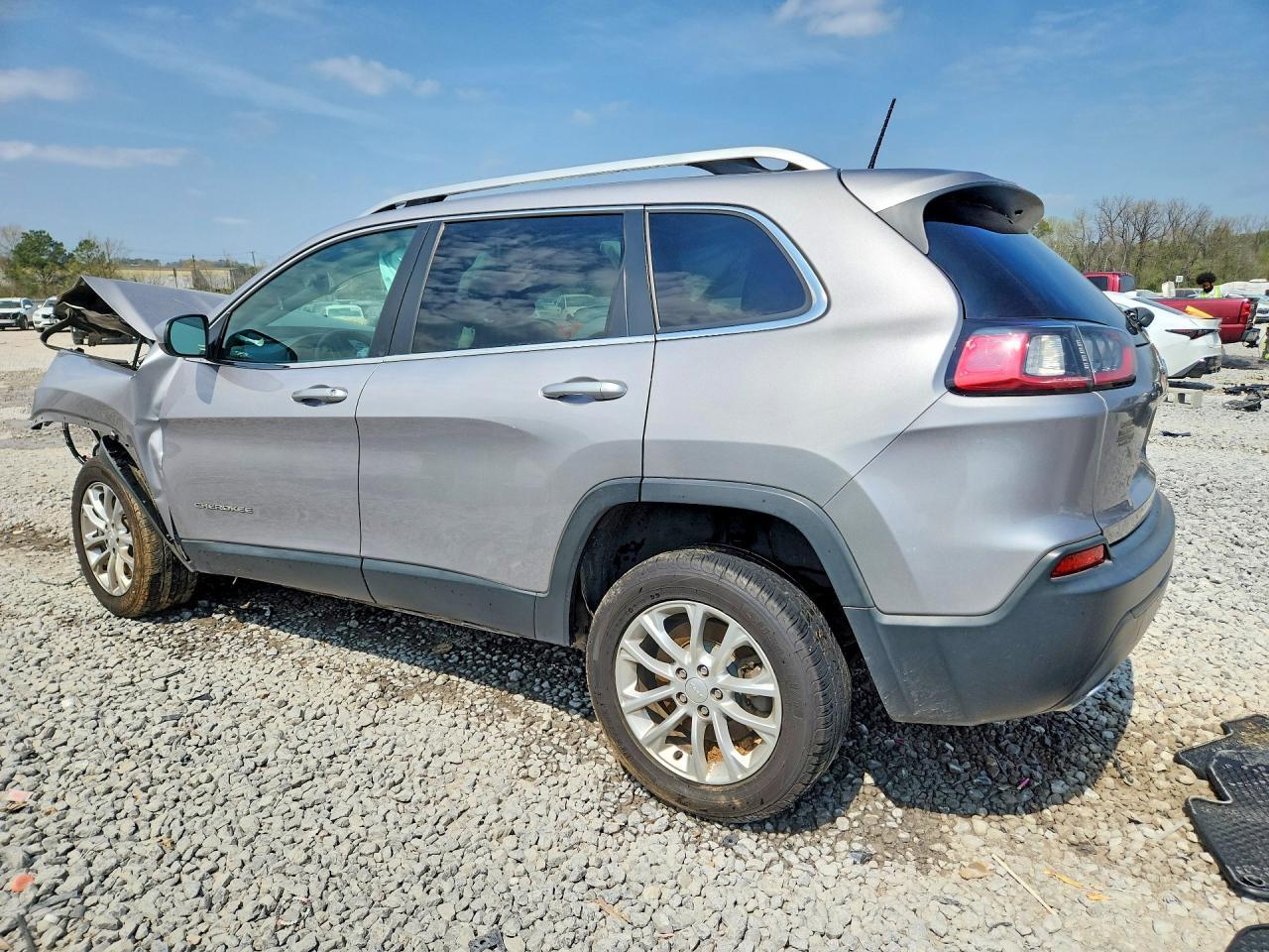 2019 Jeep Cherokee Latitude - Image 2