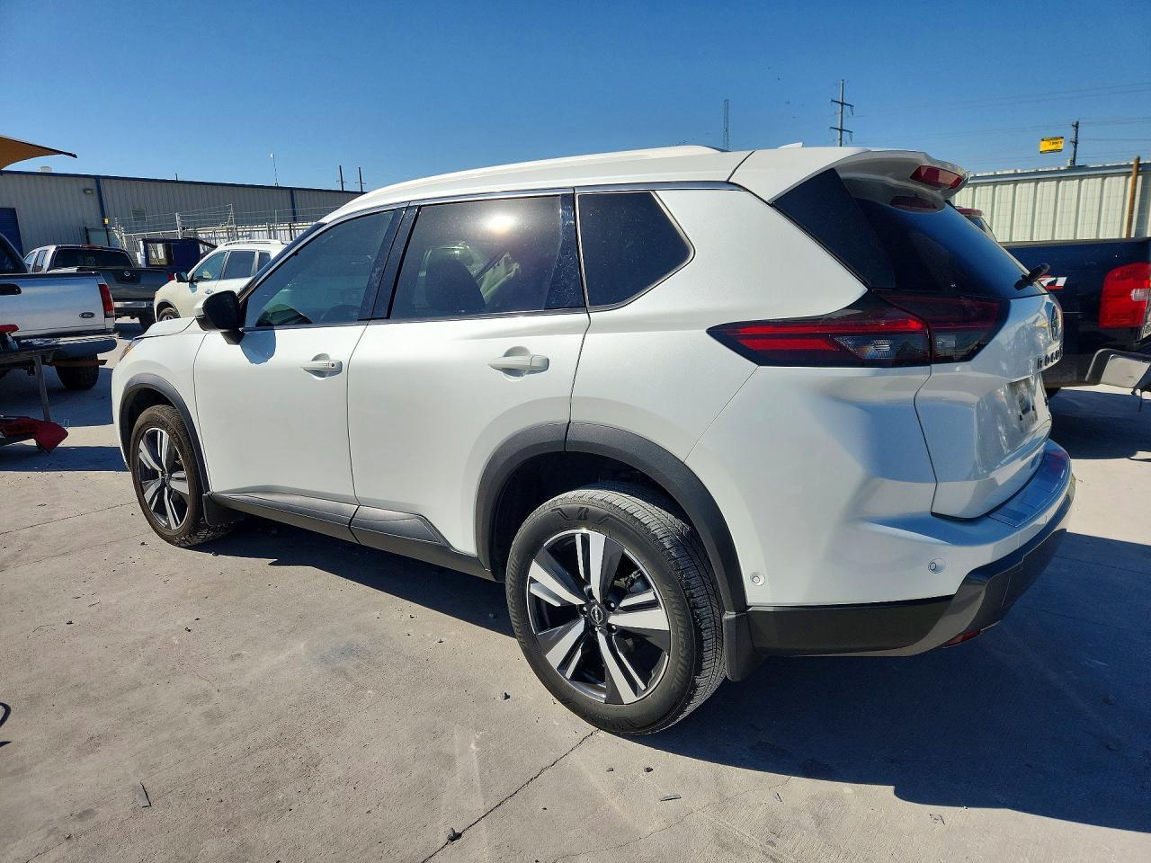2024 Nissan Rogue Sl - Image 2