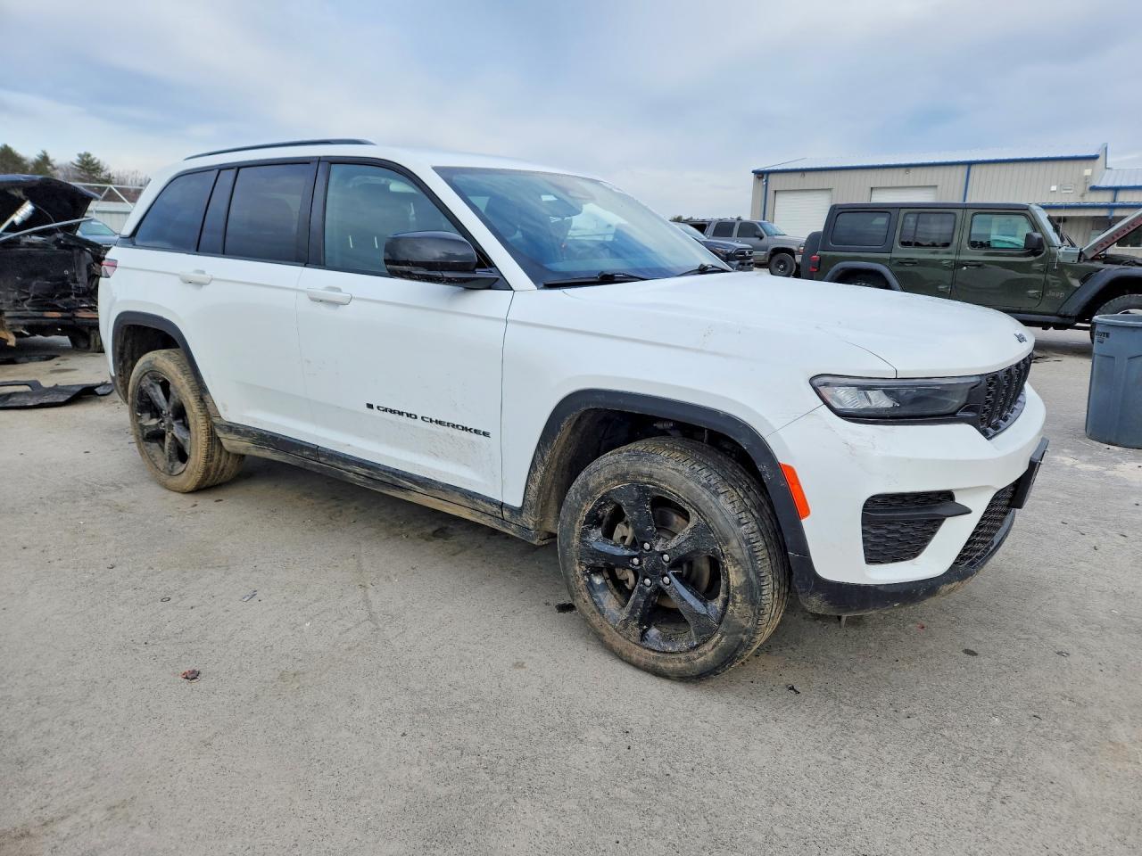 2023 Jeep Grand Cherokee Laredo - Image 4