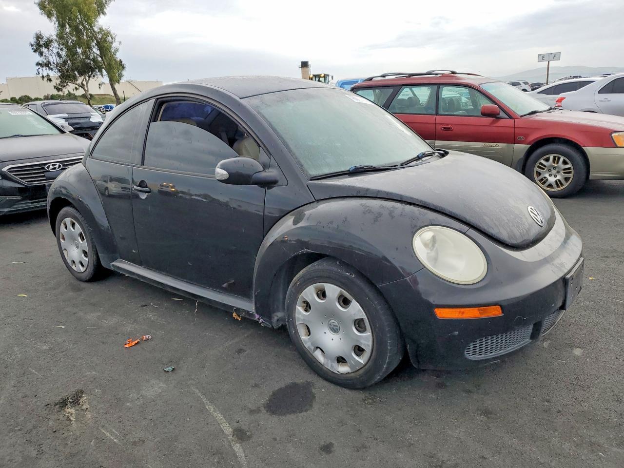 2010 Volkswagen New Beetle - Image 4