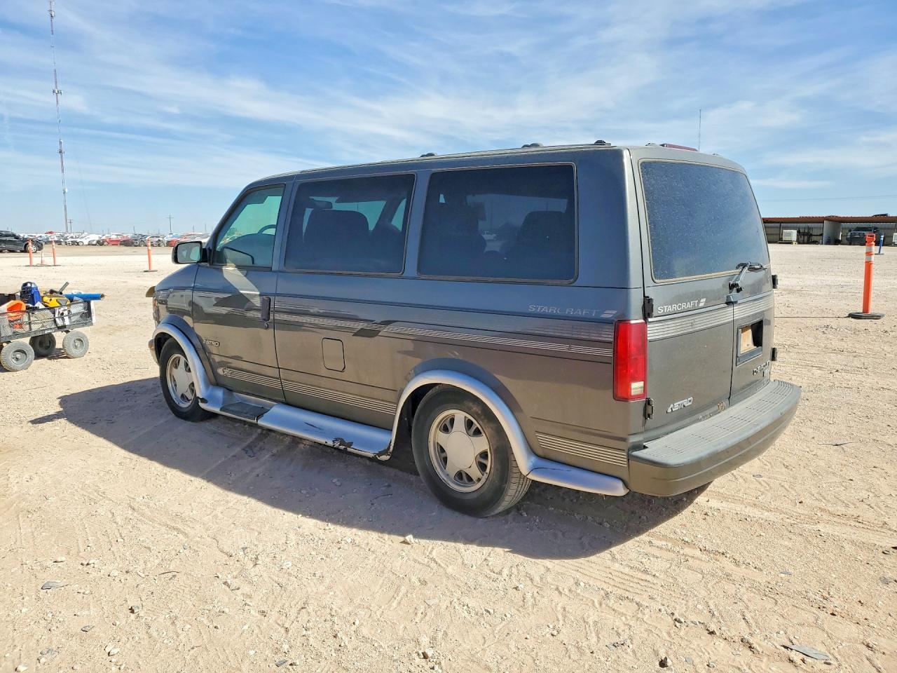 2000 Chevrolet Astro - Image 2