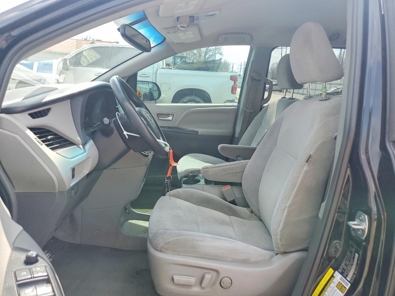 2015 Toyota Sienna Le 8-Passenger - Image 7