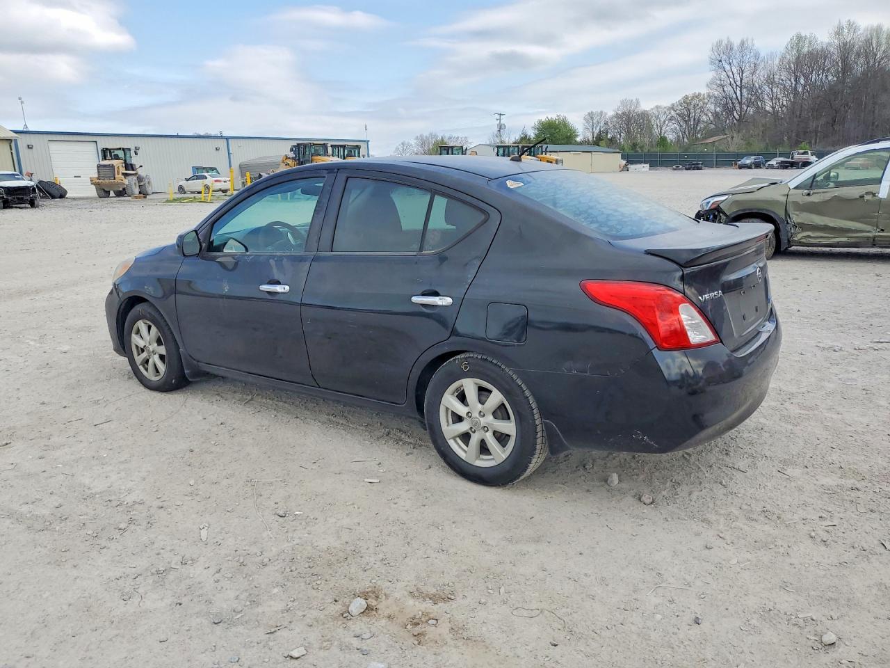 2014 Nissan Versa 1.6 S - Фото 2