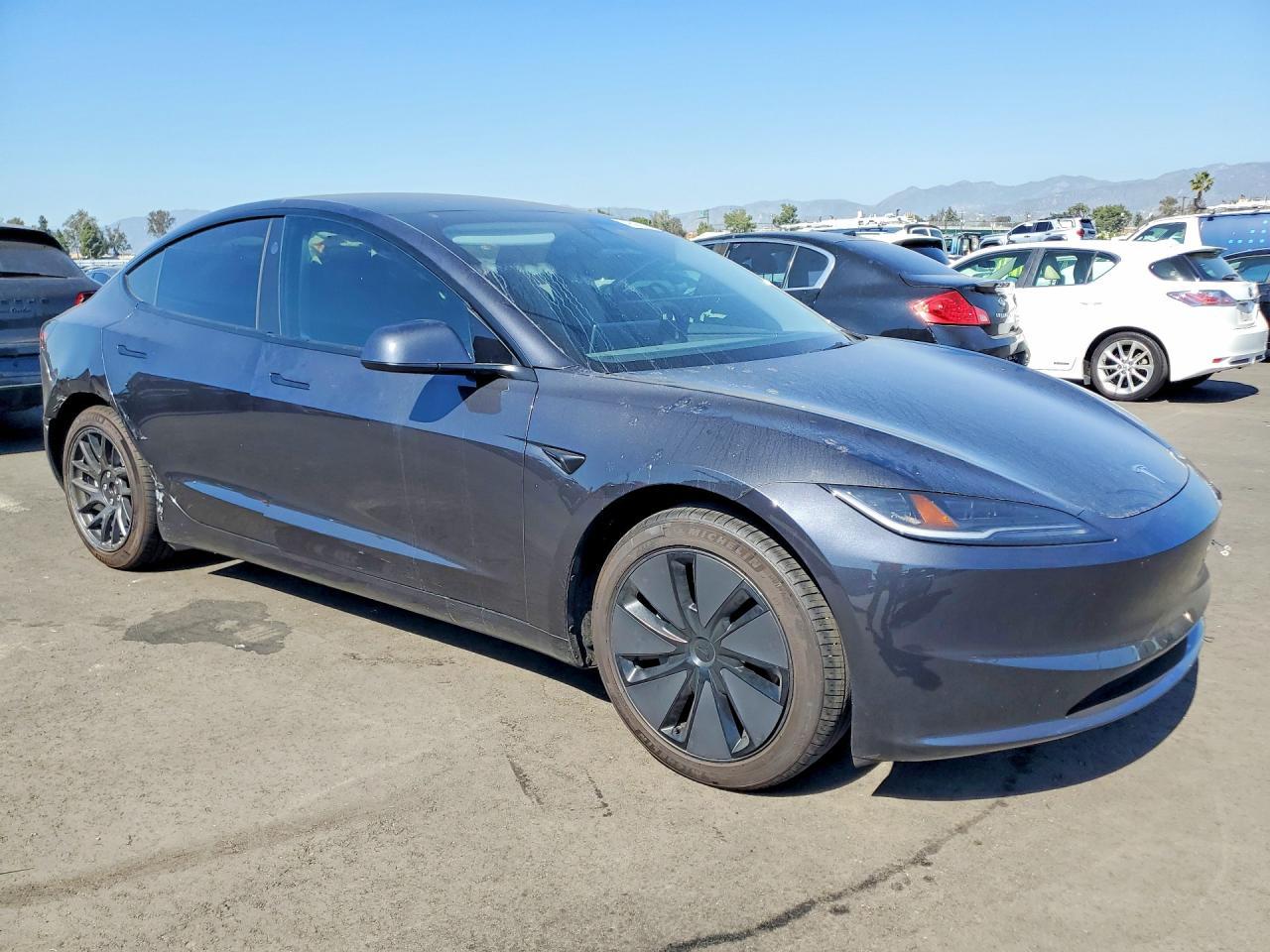 2025 Tesla Model 3 - Фото 4