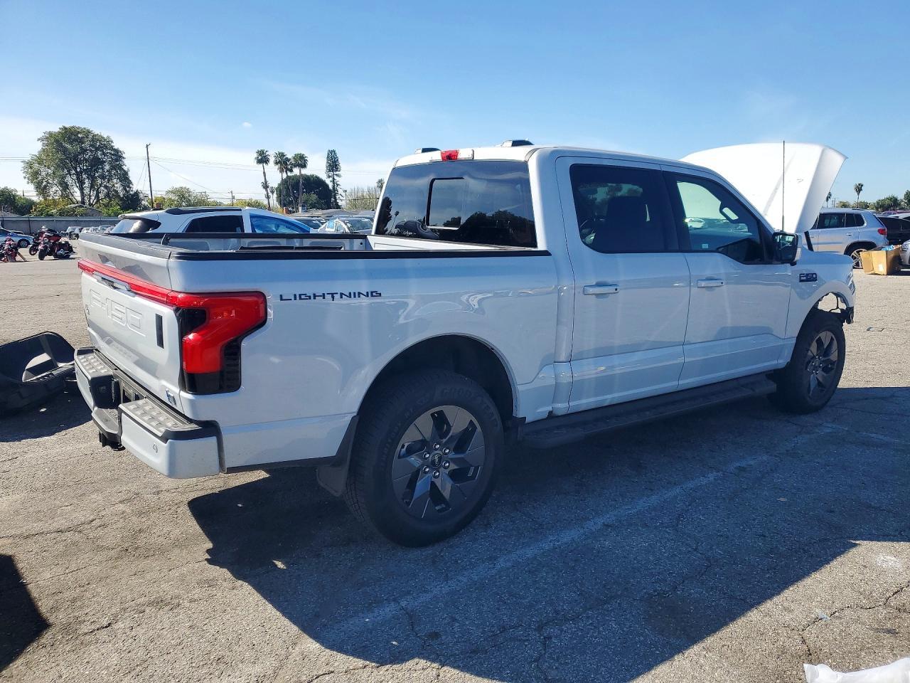 2025 Ford F150 Lightning Lariat - Image 3