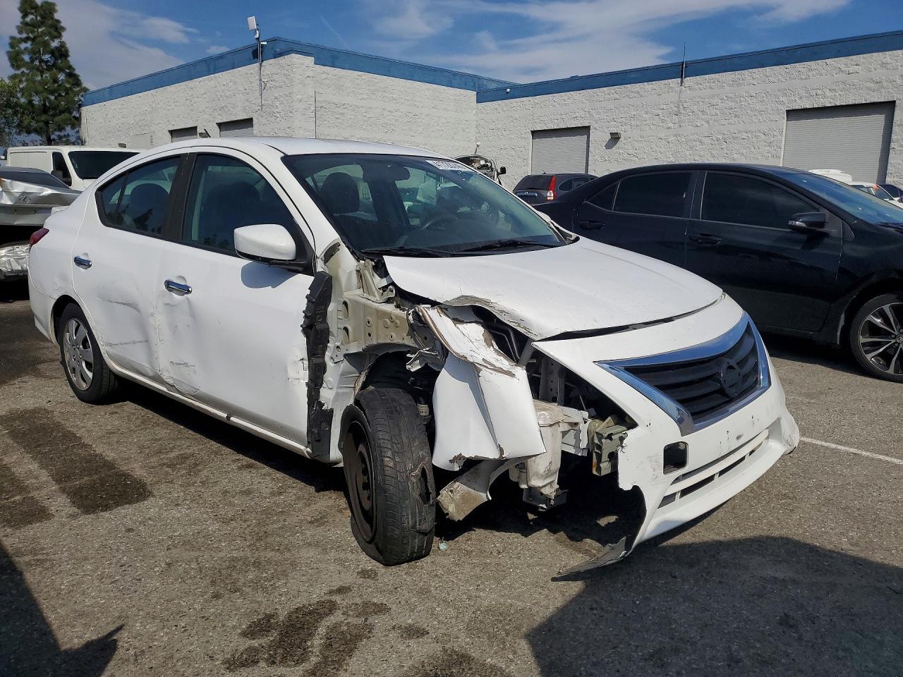 2019 Nissan Versa Sv - Image 4