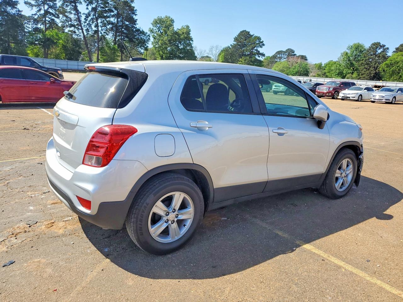 2022 Chevrolet Trax Ls - Image 3