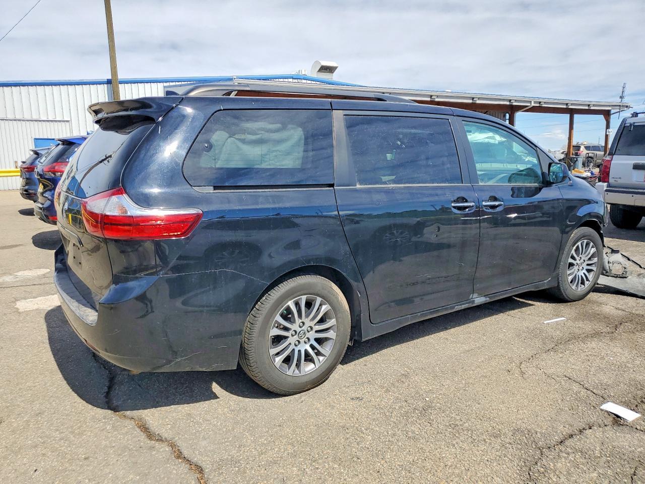 2018 Toyota Sienna Xle 8-Passenger - Фото 3