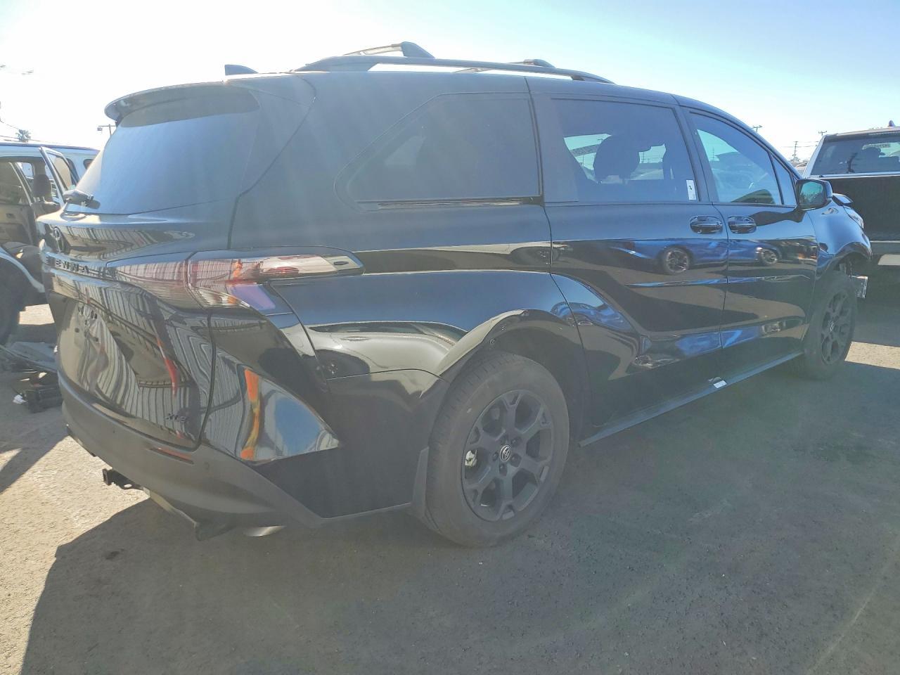 2025 Toyota Sienna Woodland Edition - Фото 3