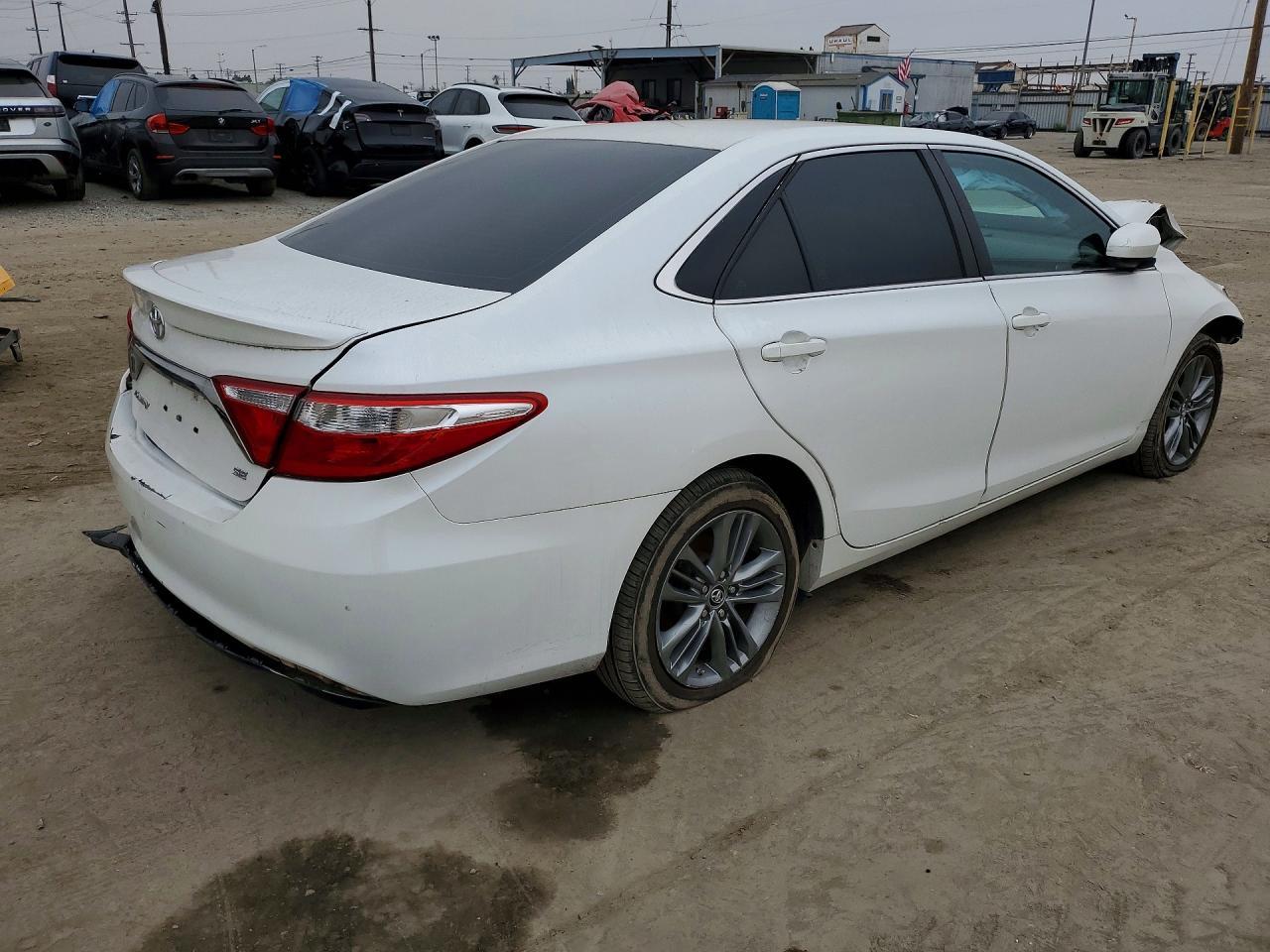 2017 Toyota Camry Se - Фото 3