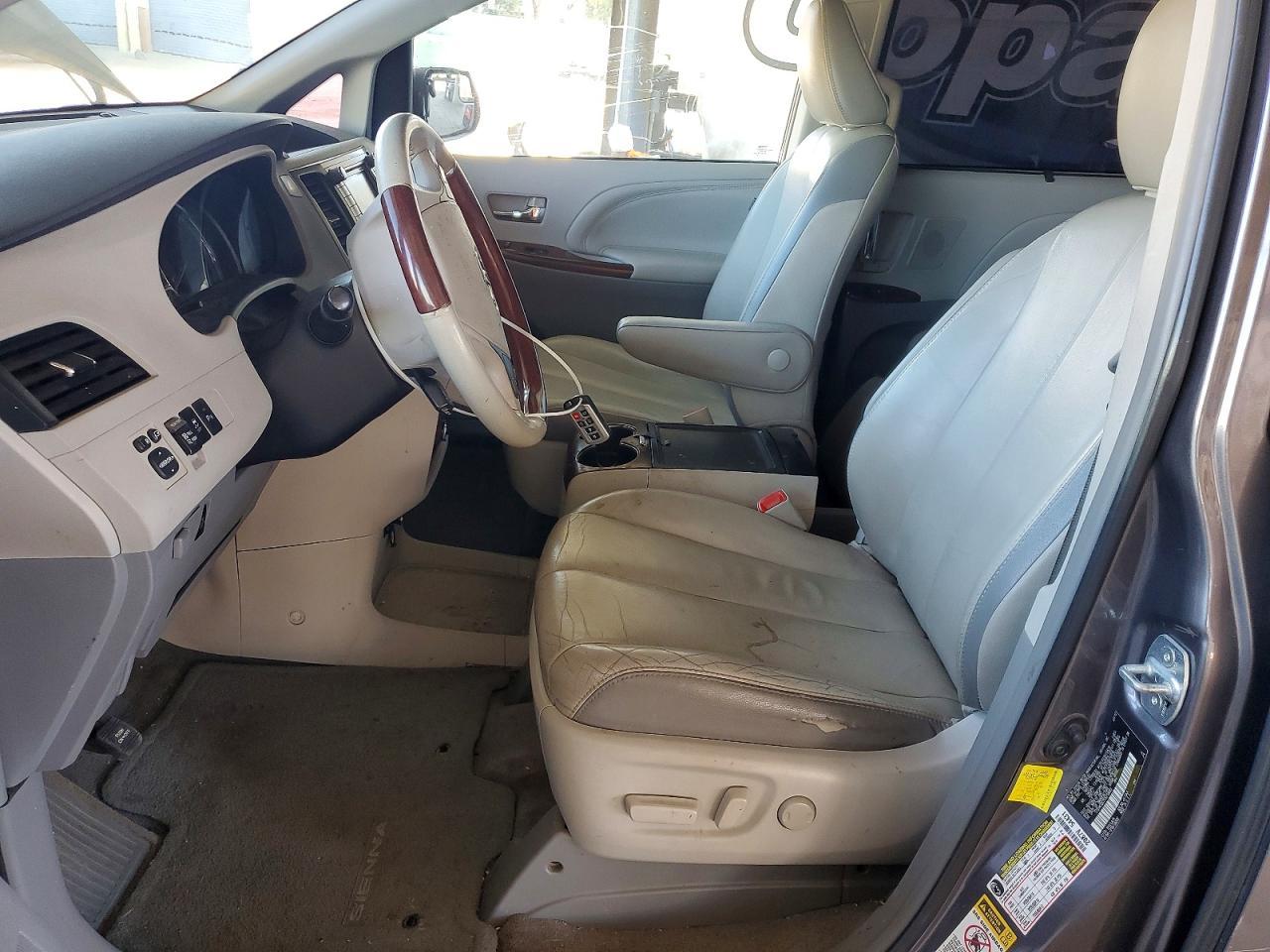 2012 Toyota Sienna Limited 7-Passenger - Фото 7