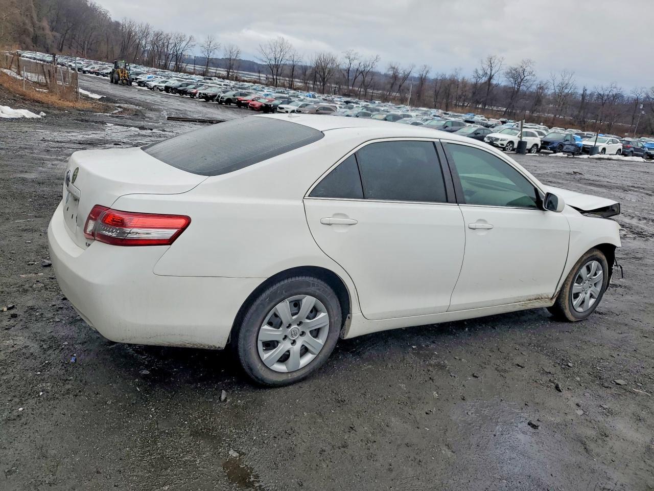 2011 Toyota Camry Le - Image 3