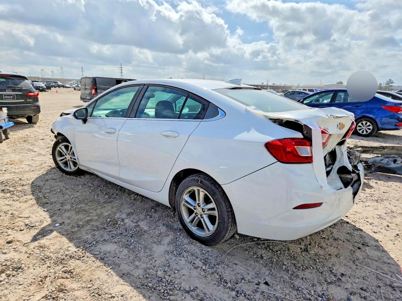 2018 Chevrolet Cruze Lt - Image 2