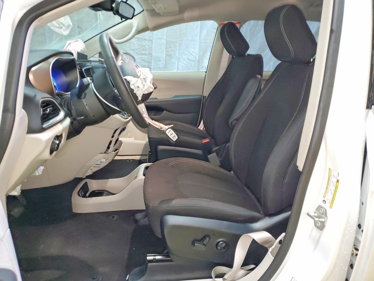 2023 Chrysler Voyager Lx - Image 7