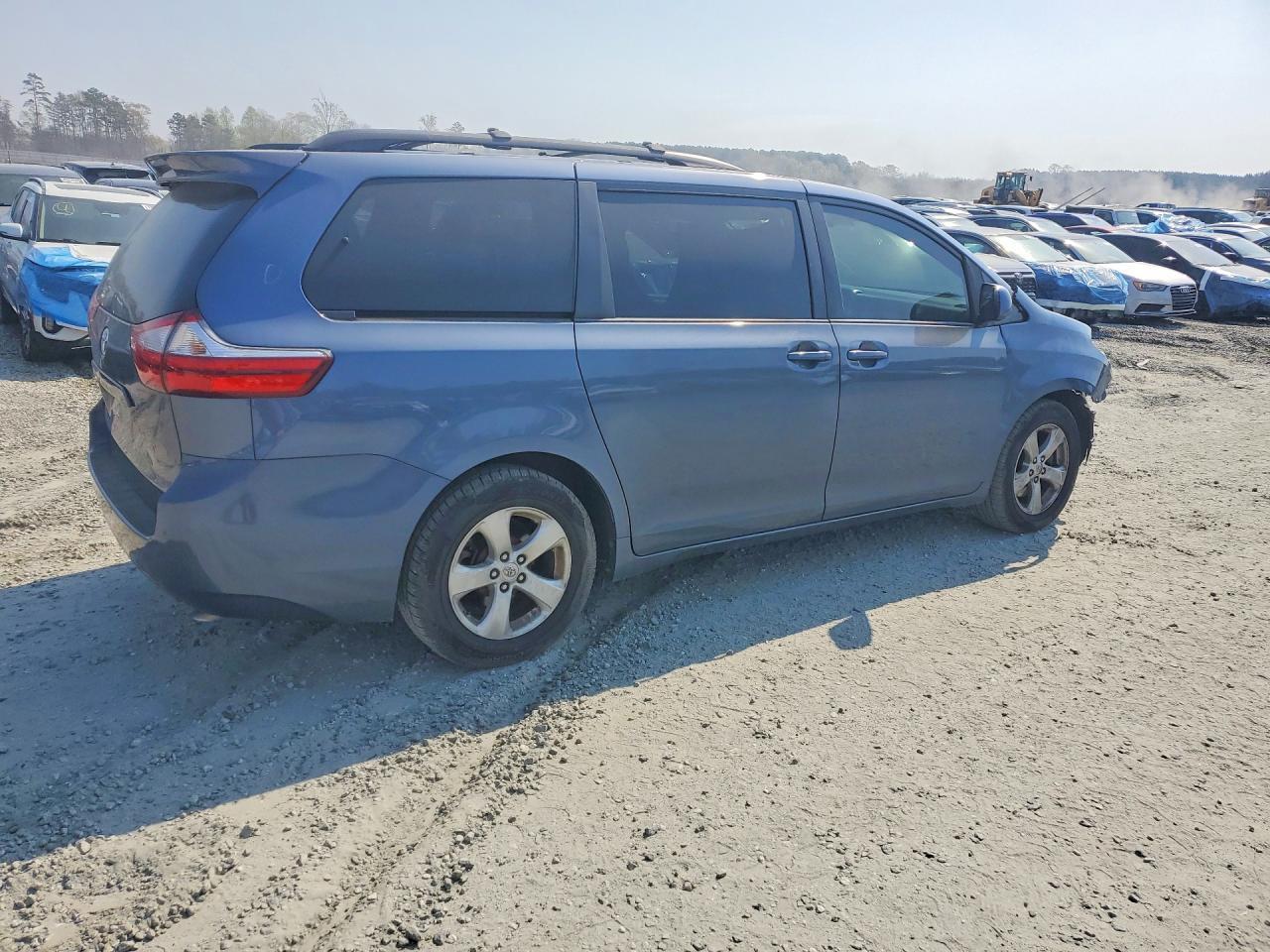 2015 Toyota Sienna Le 8-Passenger - Image 3