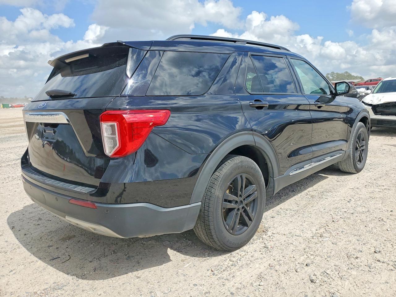 2023 Ford Explorer Xlt - Image 3