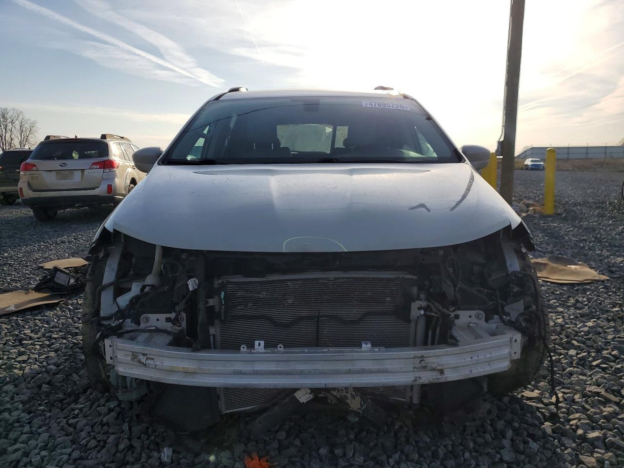 2017 Chrysler Pacifica Touring L - Image 5