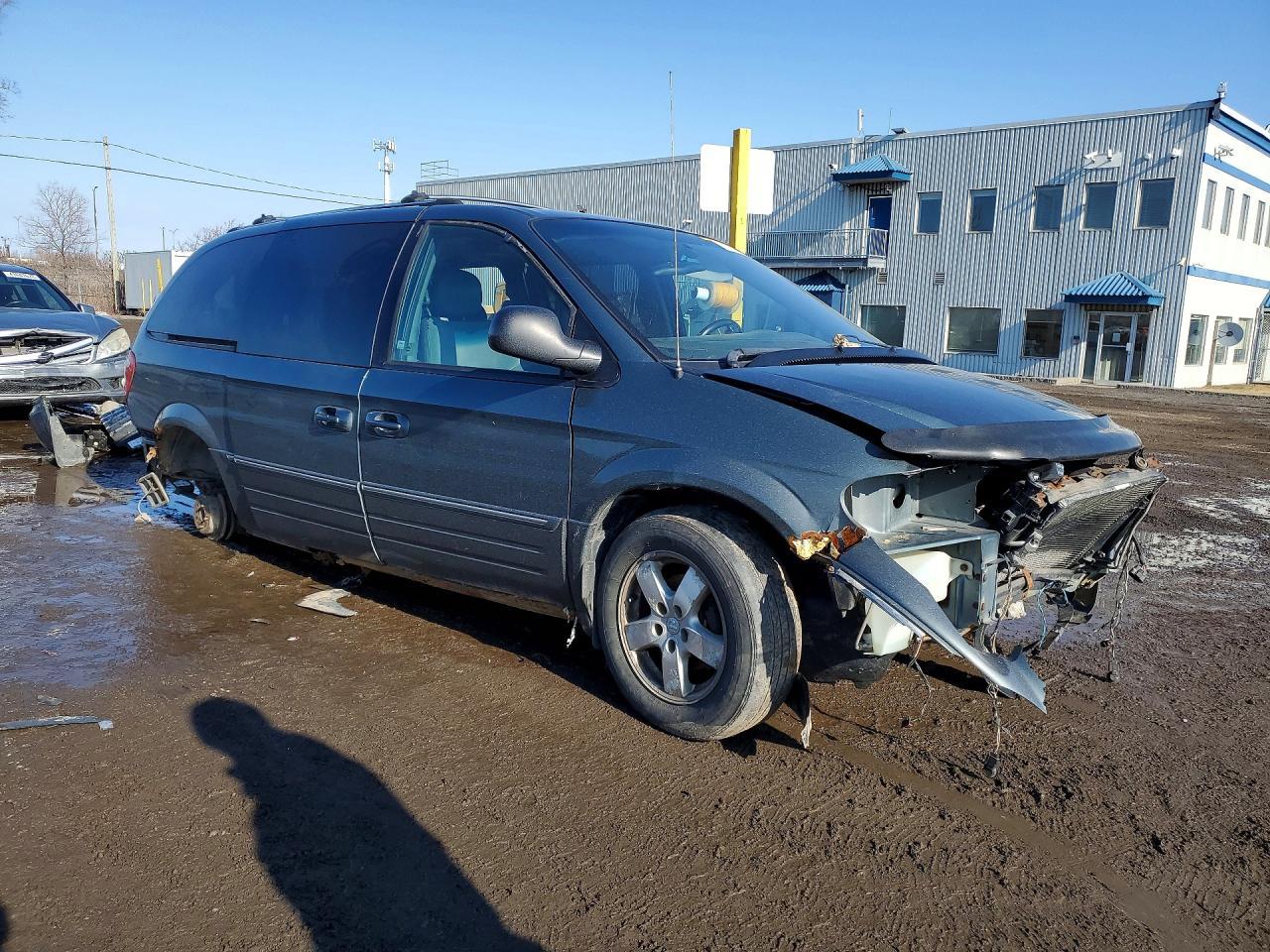 2005 Chrysler Town & Country Limited - Image 4