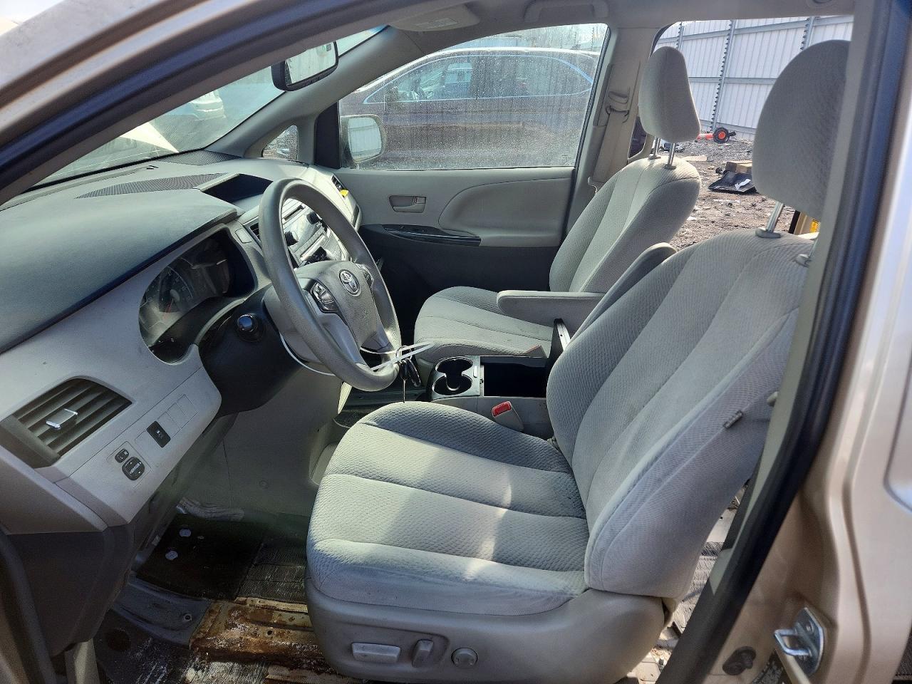 2014 Toyota Sienna Le 8-Passenger - Фото 7