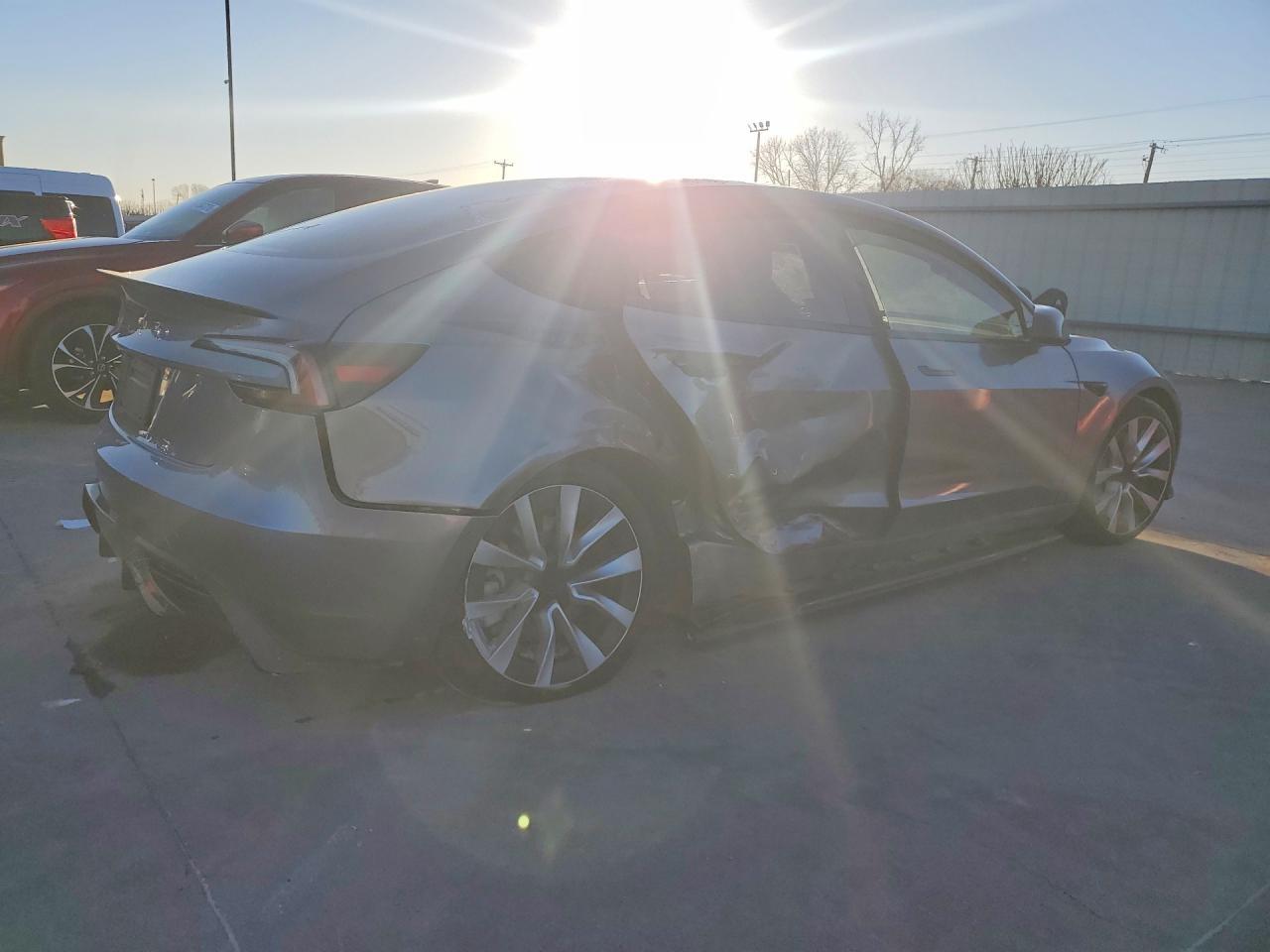 2025 Tesla Model 3 - Фото 3