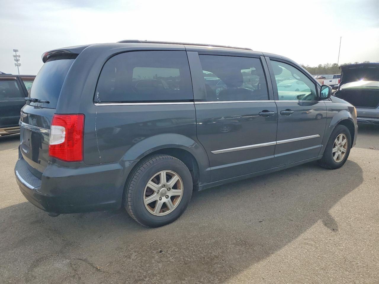 2012 Chrysler Town & Country Touring - Image 3