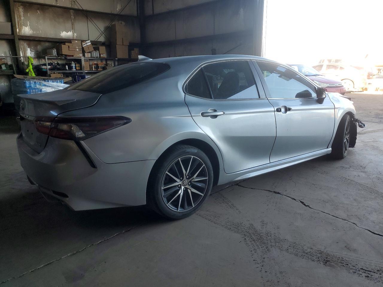 2022 Toyota Camry Se - Image 3