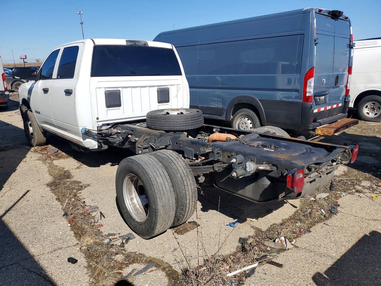 2022 Ram 3500 Truck Cab And Chassis - Фото 2