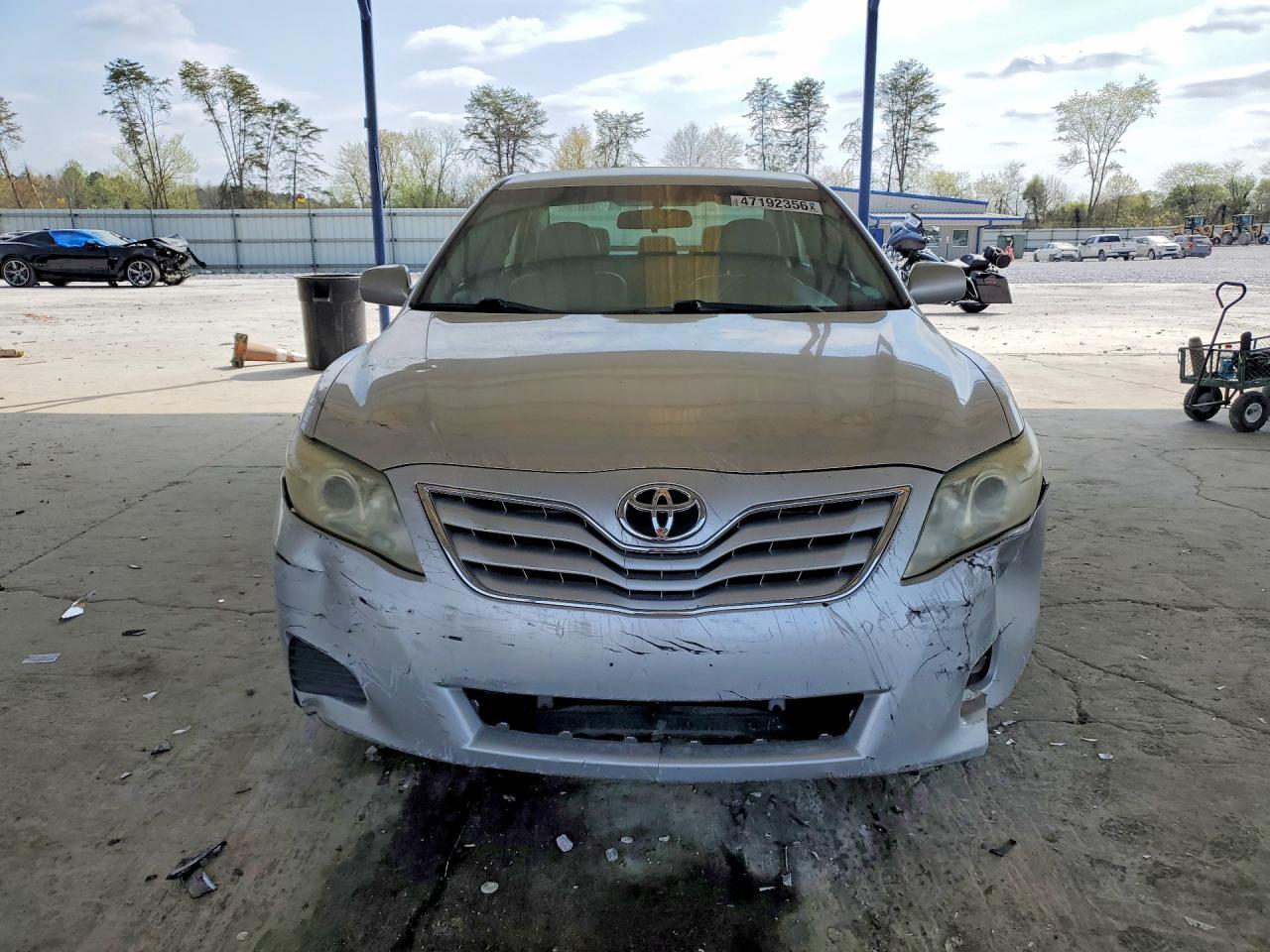 2010 Toyota Camry Le - Image 5