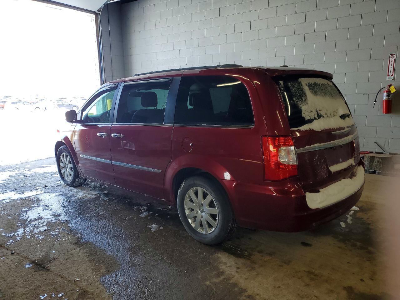 2012 Chrysler Town & Country Touring L - Фото 2