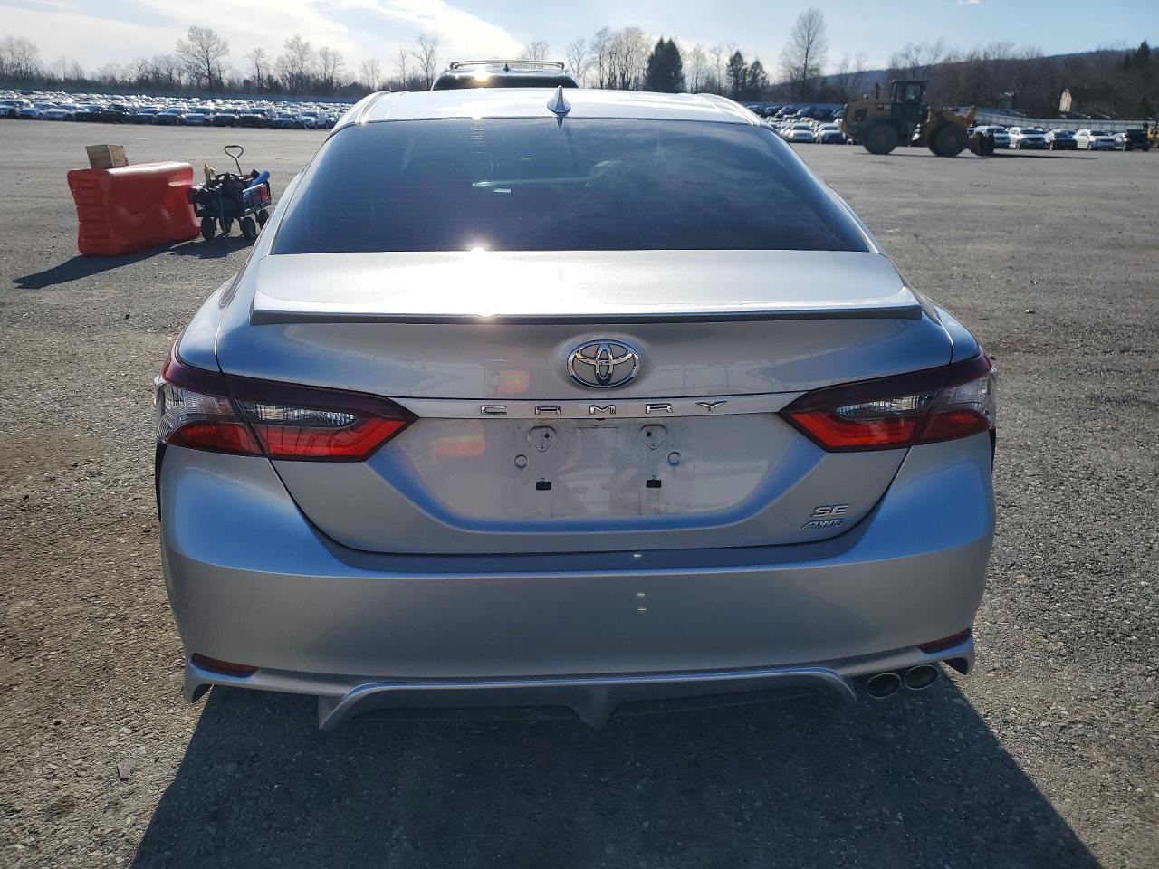 2022 Toyota Camry Se - Image 6