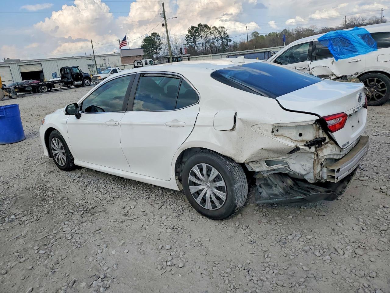 2020 Toyota Camry L - Фото 2