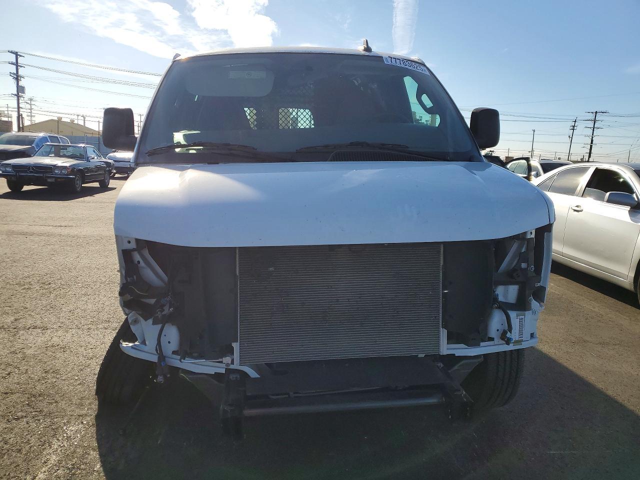 2025 GMC Savana G3500 - Фото 5
