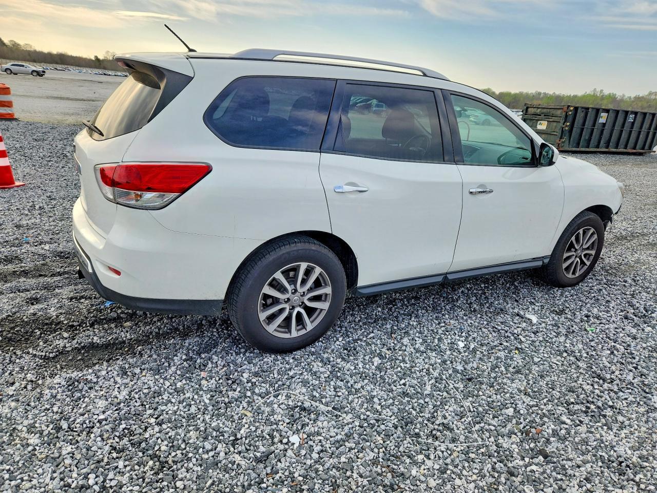 2015 Nissan Pathfinder S - Image 3