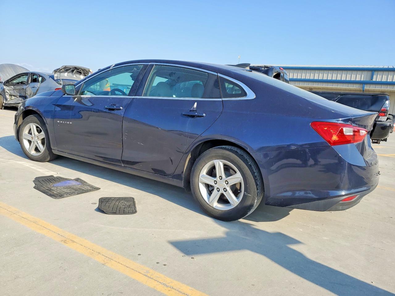 2017 Chevrolet Malibu Ls - Фото 2